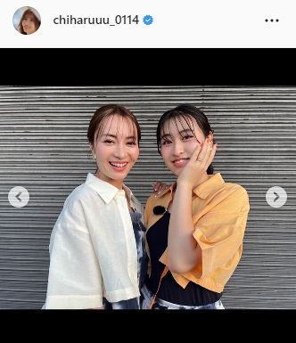 長女とのツーショットを公開した新山千春（左）（新山千春のインスタグラムより）