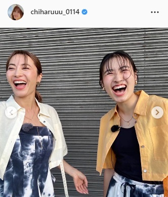 新山千春（左）は長女と笑顔でツーショット（新山千春のインスタグラムより）