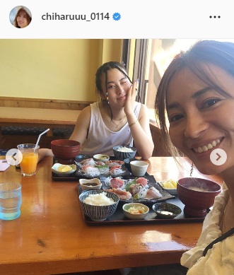長女と食事を楽しむ新山千春（右）（新山千春のインスタグラムより）