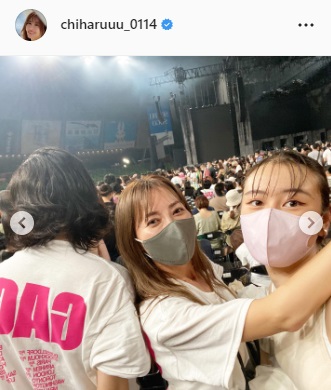 長女とライブを楽しむ新山千春（中央）（新山千春のインスタグラムより）