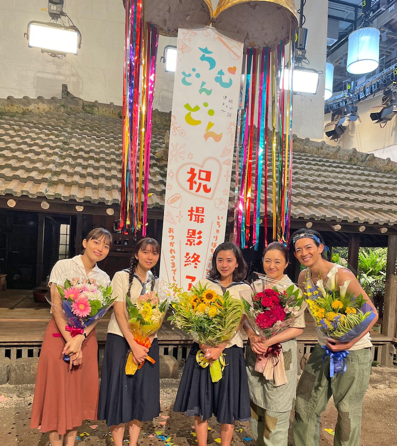 「ちむどんどん」の撮影を終えた比嘉家。左から川口春奈、上白石萌歌、黒島結菜、仲間由紀恵、竜星涼（仲間由紀恵オフィシャルブログより）