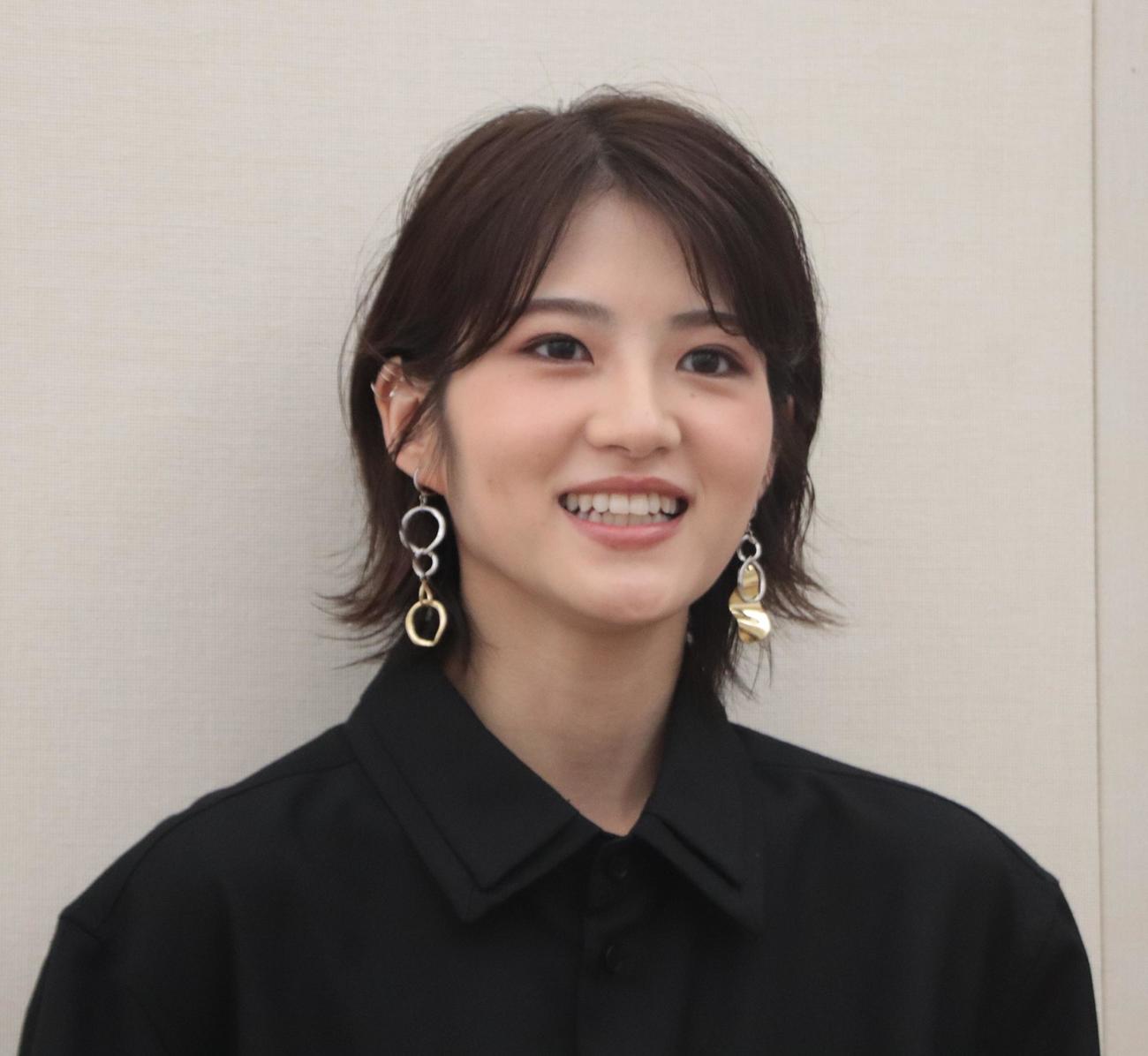 「第106回二科展」のデザイン部で特選賞を受賞し笑顔を見せる若月佑美（撮影・藤塚大輔）