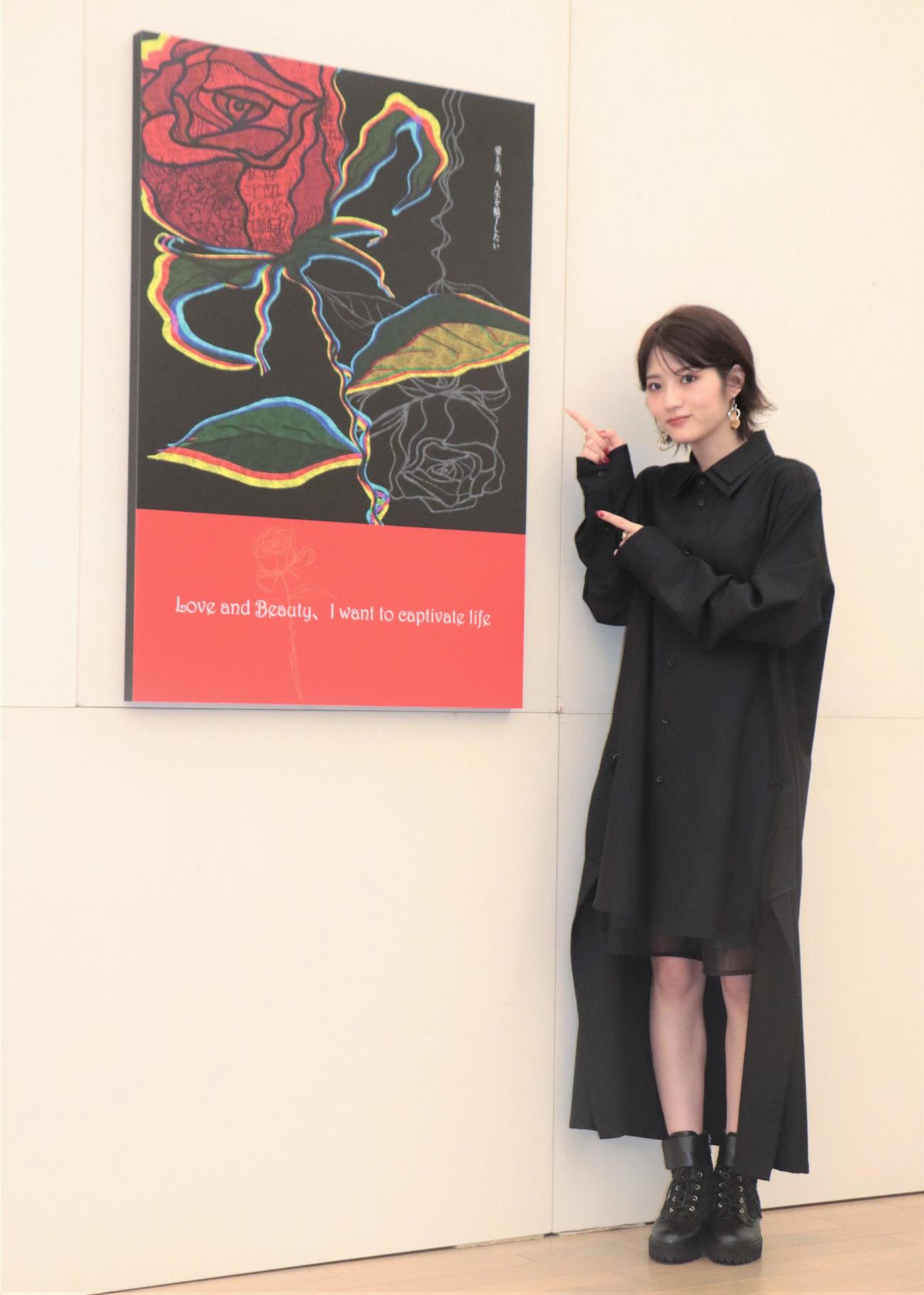 「第106回二科展」のデザイン部で特選賞に選ばれた自身の作品を指す若月佑美（撮影・藤塚大輔）