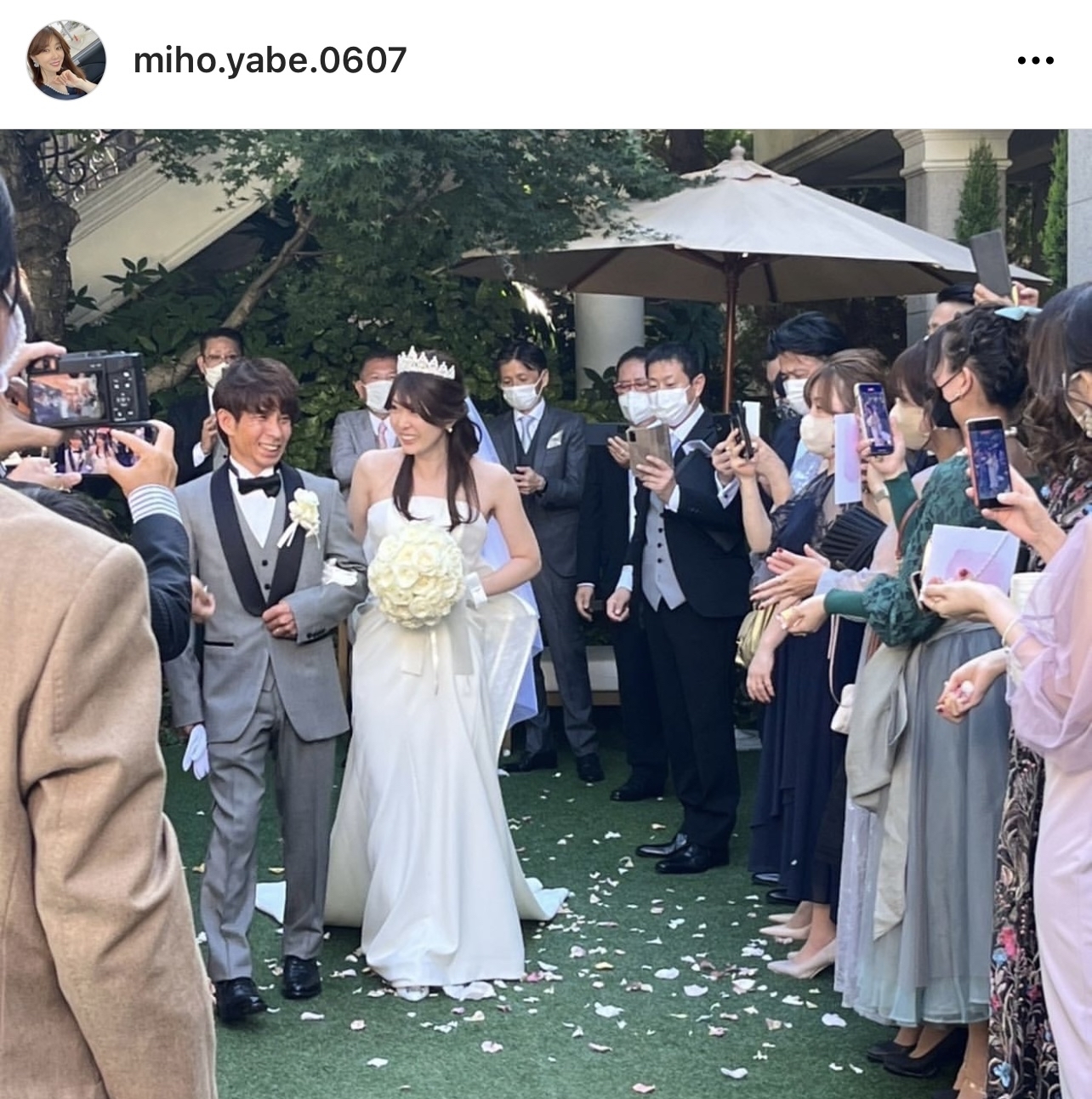 結婚式で出席者から祝福される矢部美穂と山林堂信彦騎手（矢部美穂のインスタグラムより）