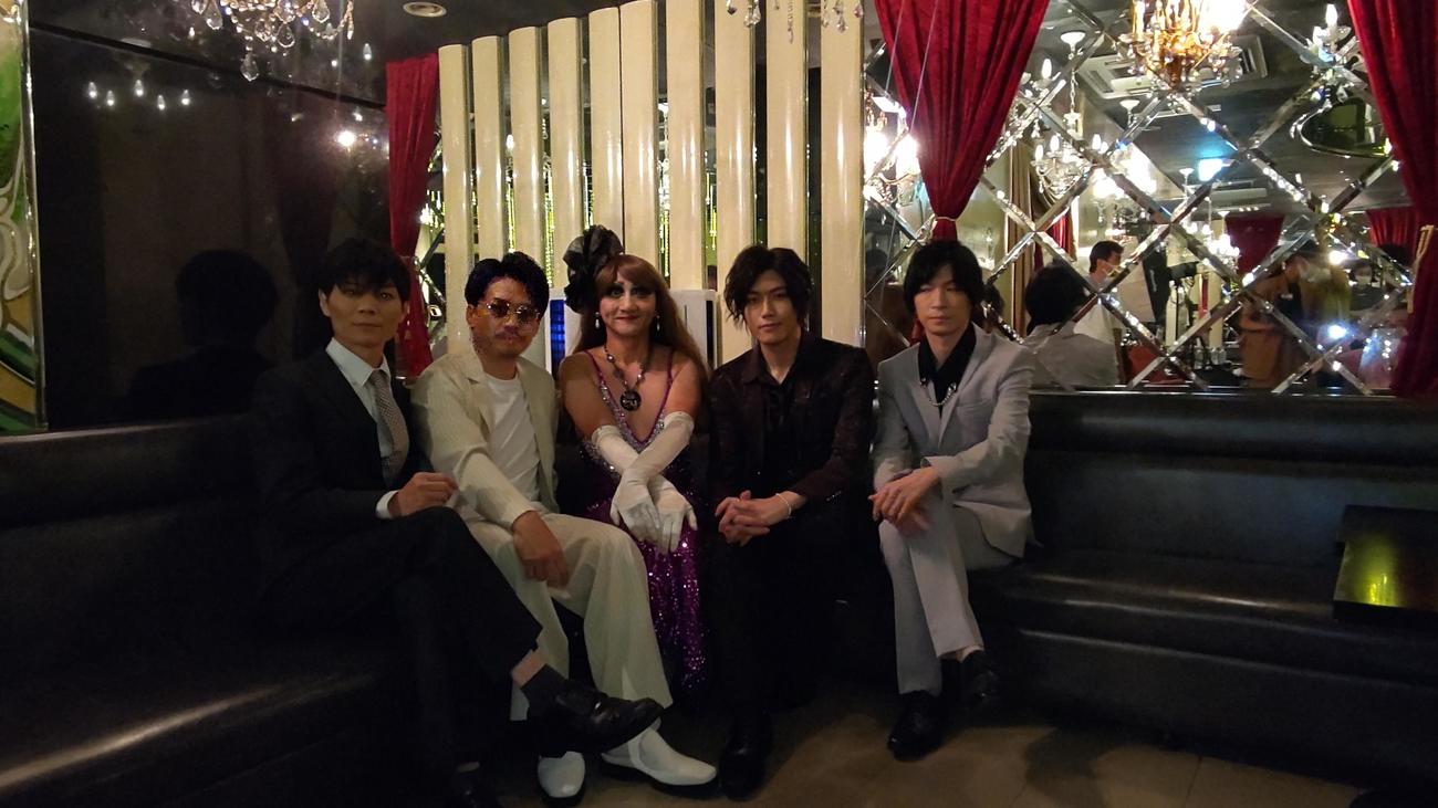 舞台「夜鳥　翔ベ」の会見に出席した（左から）奥野裕介、伊地知大樹、エスムラルダ、黒木文貴、小栗諒