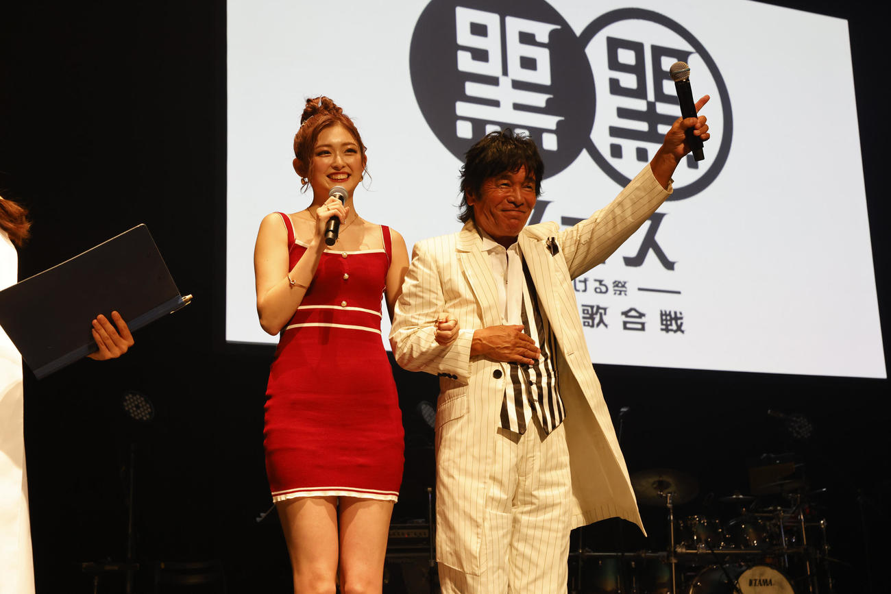 「黒フェス2022」のオープニングで腕を組んで登場した松崎しげる（右）とゆうちゃみ