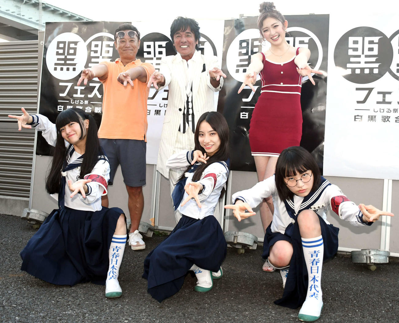 「黒フェス2022」に出演した、前列左から新しい学校のリーダーズのMIZYU、KANON、SUZUKA、後列左から杉山清貴、松崎しげる、ゆうちゃみ（撮影・大友陽平）