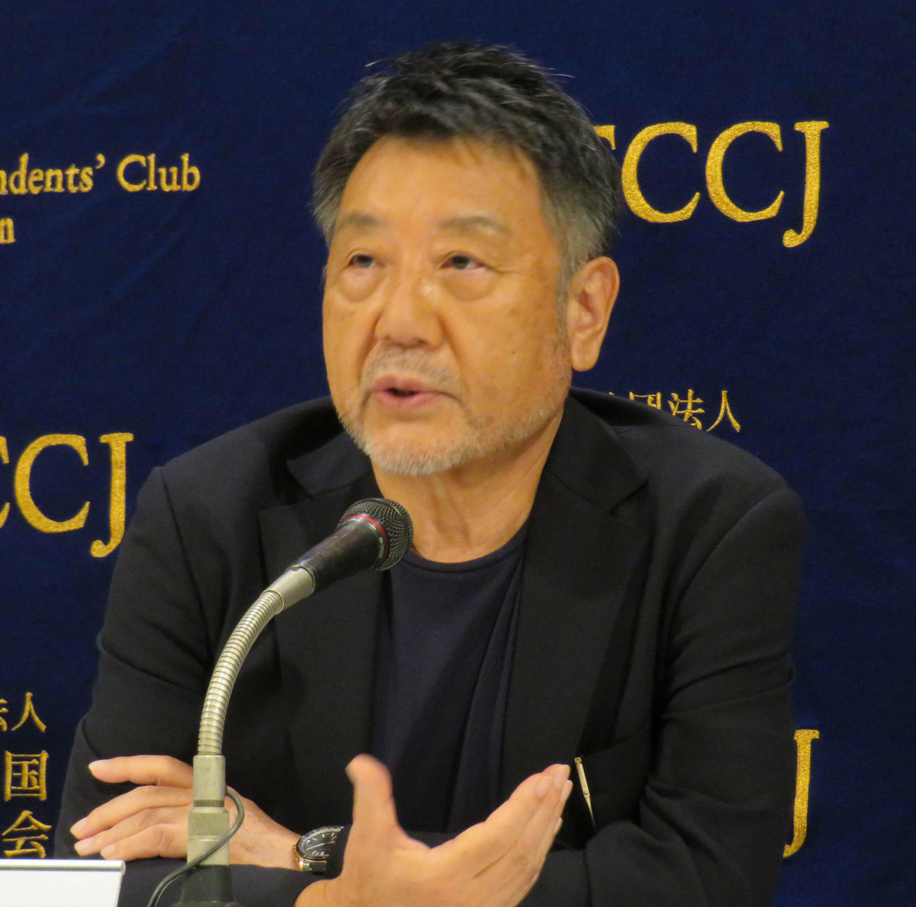 映画「ヘルドッグス」の記者会見を東京・千代田区の日本外国特派員協会で行った原田眞人監督