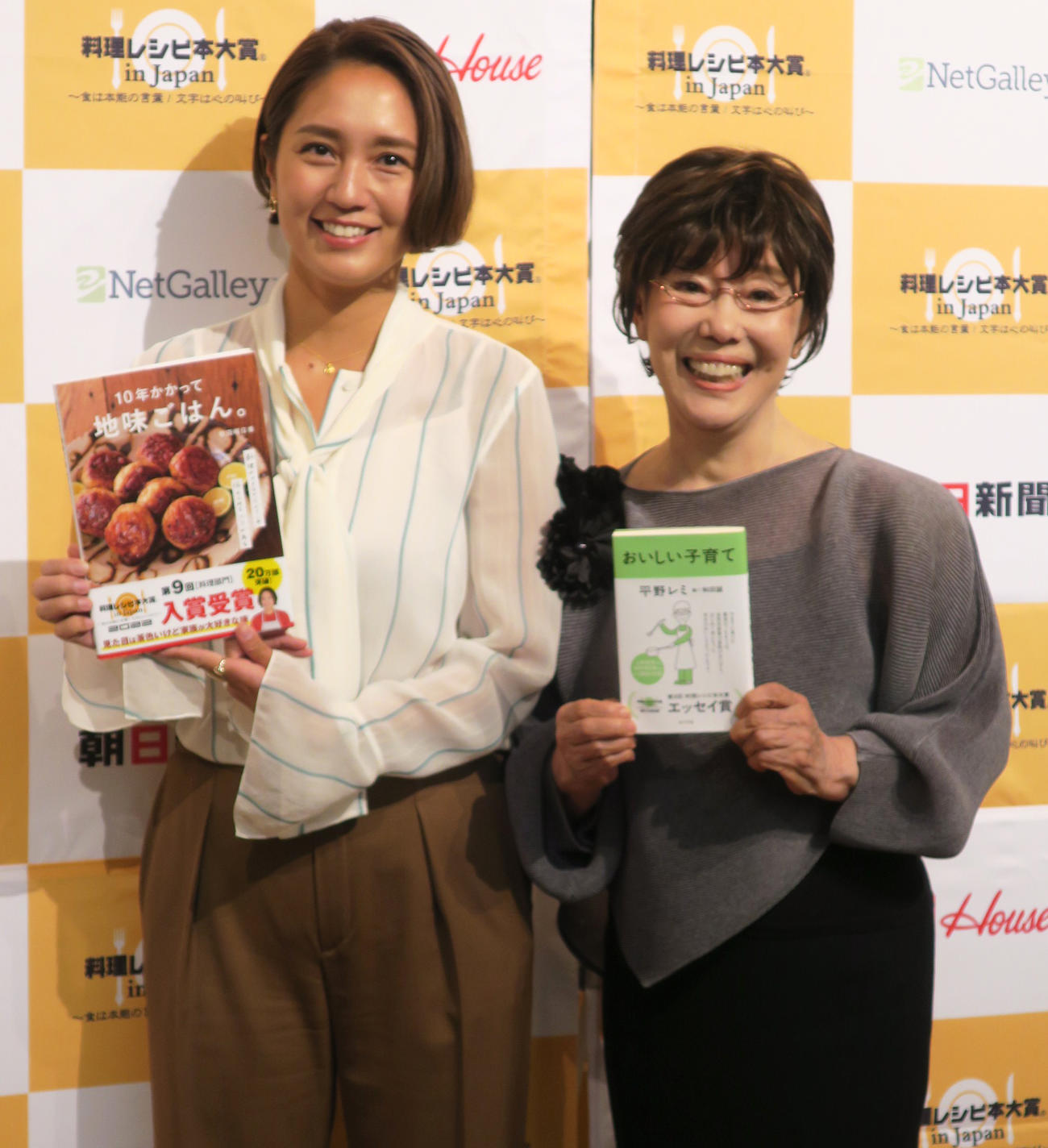 「第9回料理レシピ本大賞」授賞式に、次男の嫁、和田明日香さん（左）と登場した平野レミ