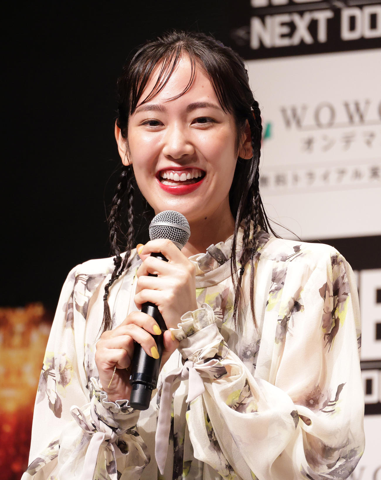 「連続ドラマW HOTEL－NEXT DOOR－」完成披露試写会であいさつする阿部純子（撮影・中島郁夫）