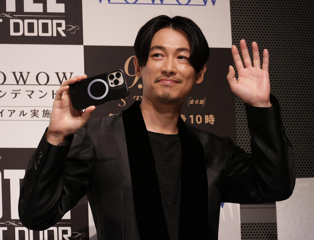 「連続ドラマW HOTEL－NEXT DOOR－」完成披露試写会で撮影しながら退場するディーン・フジオカ（撮影・中島郁夫）