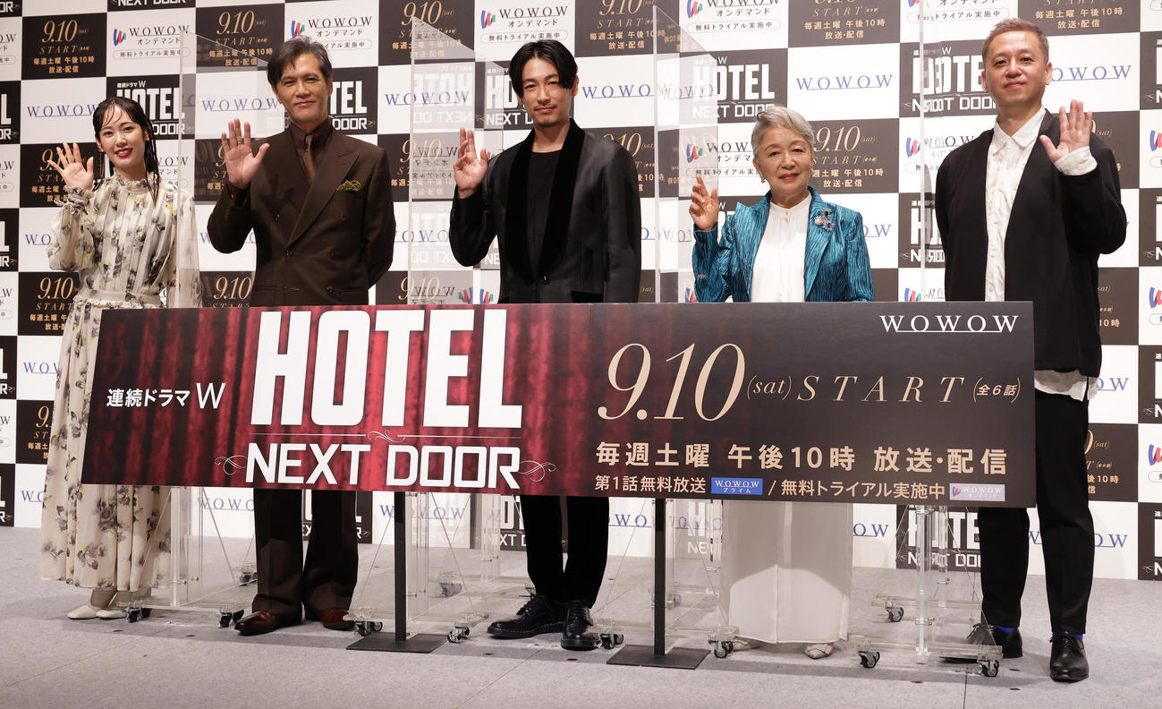 「連続ドラマW HOTEL－NEXT DOOR－」完成披露試写会で記念撮影する、左から阿部純子、加藤雅也、ディーン・フジオカ、草笛光子、御法川修監督（撮影・中島郁夫）