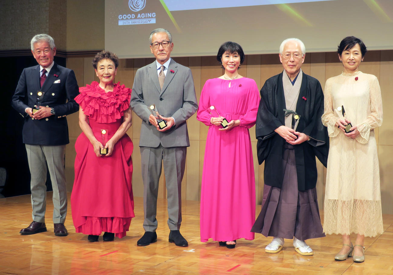 第20回グッドエイジャー賞授賞式で。左から、桜井博志さん（旭酒造会長）、加藤登紀子、大竹まこと、水森かおり、藤舎呂悦、山口由佳（かねや社長）