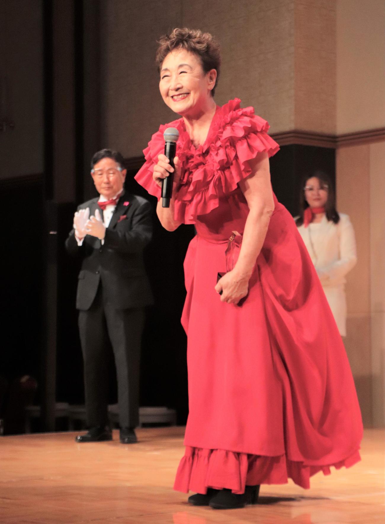 「第20回グッドエイジャー賞発表・授賞式」に赤色の衣装で登壇した加藤登紀子（撮影・藤塚大輔）