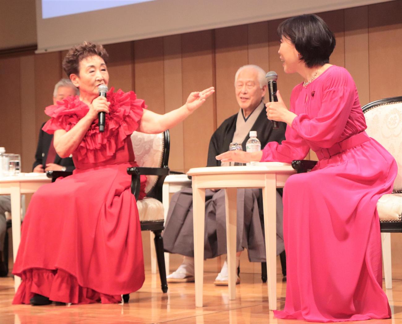 「第20回グッドエイジャー賞発表・授賞式」に登壇し水森かおり（手前右）に話しかける加藤登紀子（撮影・藤塚大輔）