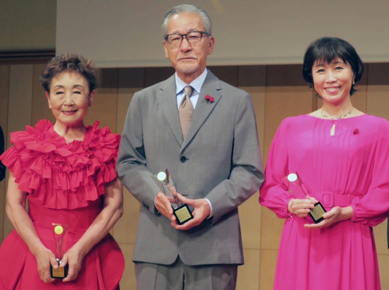 第20回グッドエイジャー賞授賞式で。左から、加藤登紀子、大竹まこと、水森かおり