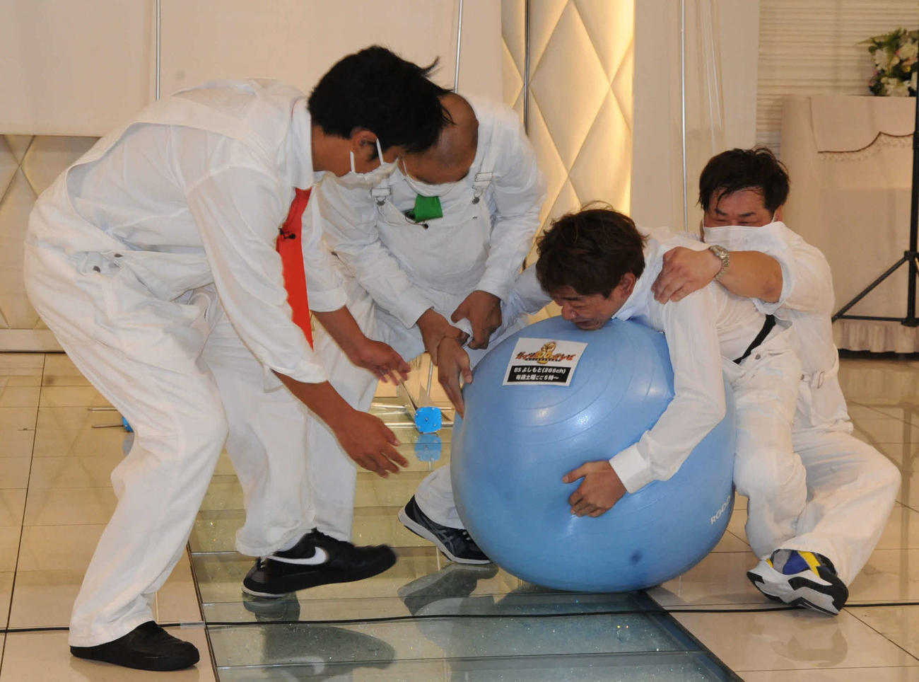 BSよしもとのバラエティー番組「ガッツ100％テレビ～笑いと愛が企業を救う～」の取材会で、番組愛の強さを示すためにバランスボールの奪い合いを行う、左からパンサーの尾形貴弘、コロコロチキチキペッパーズのナダル、銀シャリの鰻和弘、プラス・マイナスの岩橋良昌（撮影・松尾幸之介）