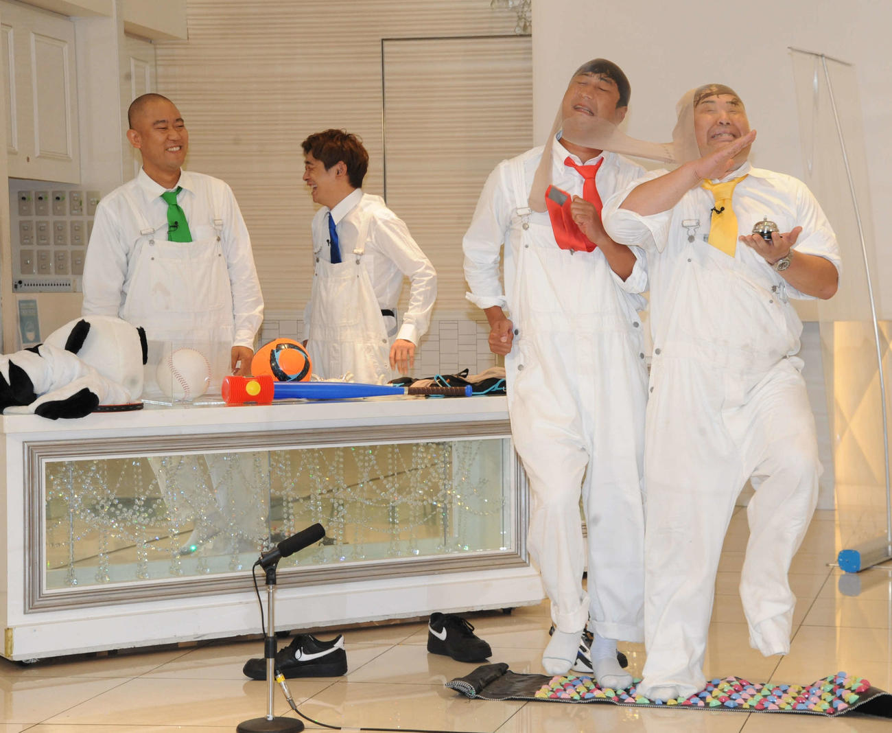 BSよしもとのバラエティー番組「ガッツ100％テレビ～笑いと愛が企業を救う～」の取材会で、ストッキングを被って足つぼマットの上で足踏みする、パンサーの尾形貴弘（左から3人目）とプラス・マイナスの岩橋良昌（右端）。左端はコロコロチキチキペッパーズのナダル、同2人目は銀シャリの鰻和弘（撮影・松尾幸之介）
