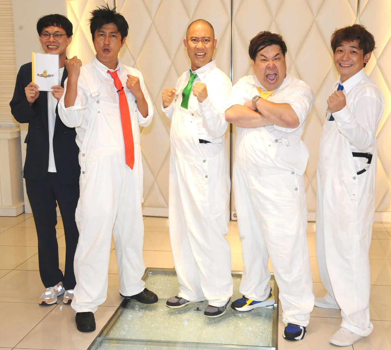 BSよしもとのバラエティー番組「ガッツ100％テレビ～笑いと愛が企業を救う～」の取材会に出席した、左からGAGのひろゆき、パンサーの尾形貴弘、コロコロチキチキペッパーズのナダル、プラス・マイナスの岩橋良昌、銀シャリの鰻和弘（撮影・松尾幸之介）