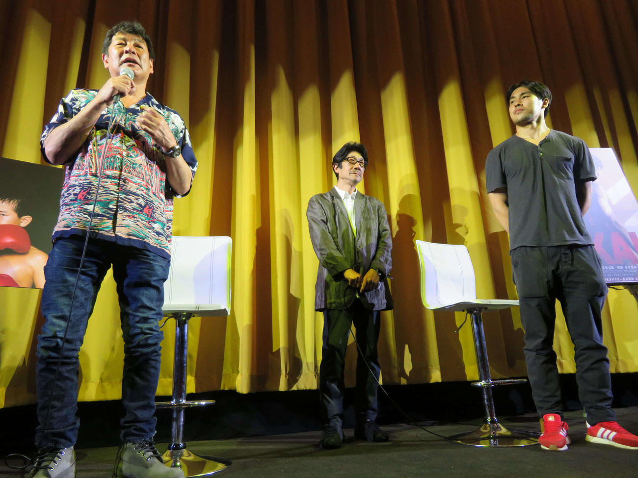 映画「どついたるねん」と「王手」の復活上映後、トークイベントを開いた、左から赤井英和、阪本順治監督、赤井英五郎監督（撮影・村上幸将）