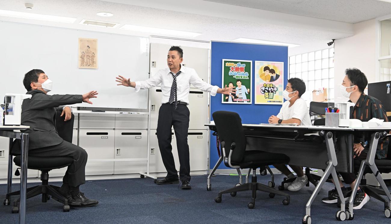 公式YouTubeチャンネル「テレビの話」でコントを披露する、左から爆笑問題の田中裕二、太田光ら