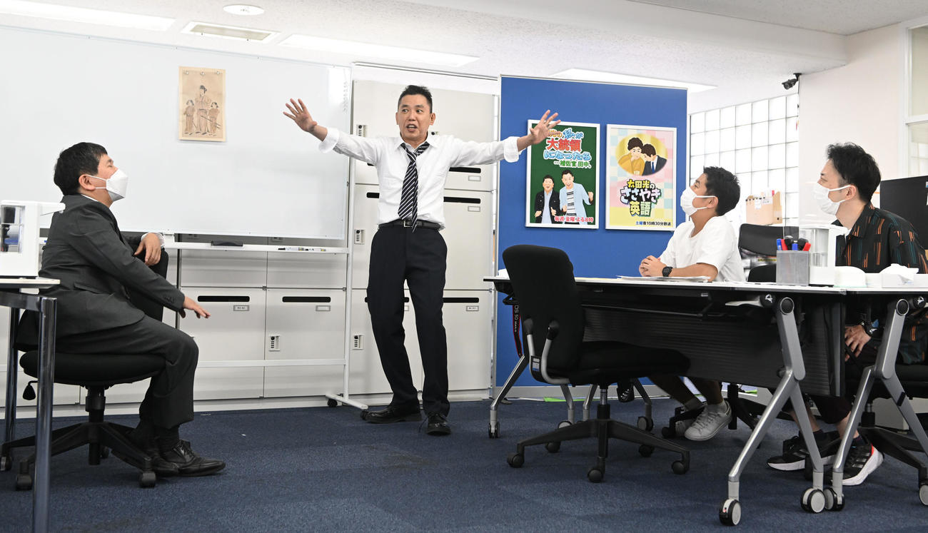 公式YouTubeチャンネル「テレビの話」でコントを披露する、左から爆笑問題の田中裕二、太田光ら