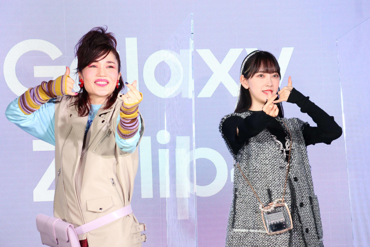 「Galaxy新製品発表会・スマホファッションお披露目会」でパカパカダンスを披露する平野ノラ（左）と堀未央奈（撮影・加藤理沙）