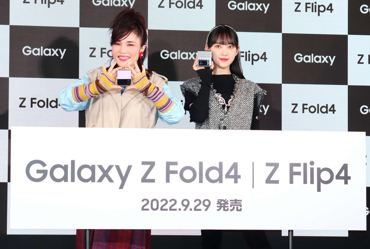 「Galaxy新製品発表会・スマホファッションお披露目会」に出席した、平野ノラ（左）と堀未央奈（撮影・加藤理沙）