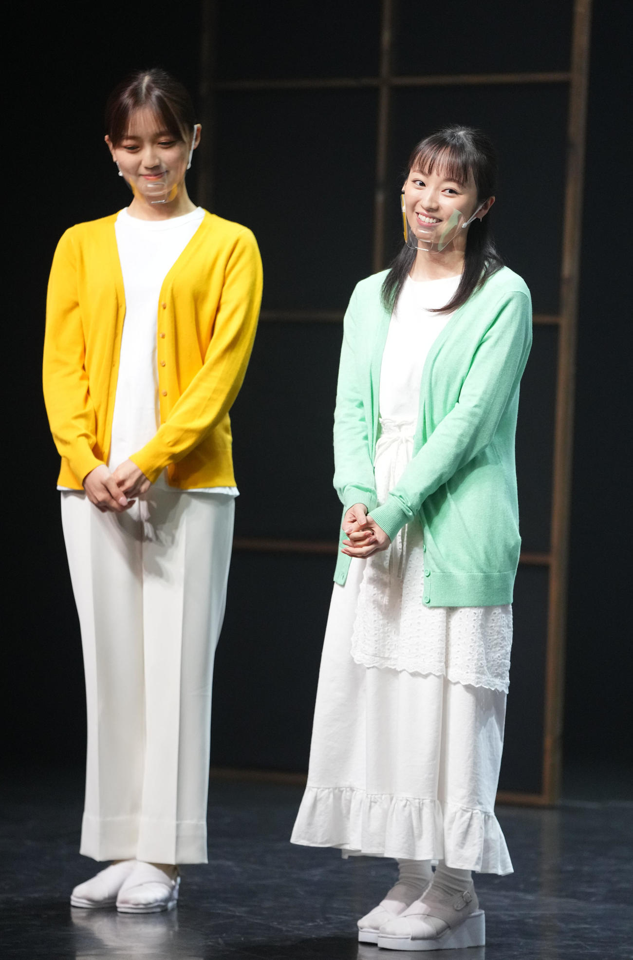 舞台あいさつで笑顔を見せる今泉佑唯（右）と大串有希（撮影・横山健太）