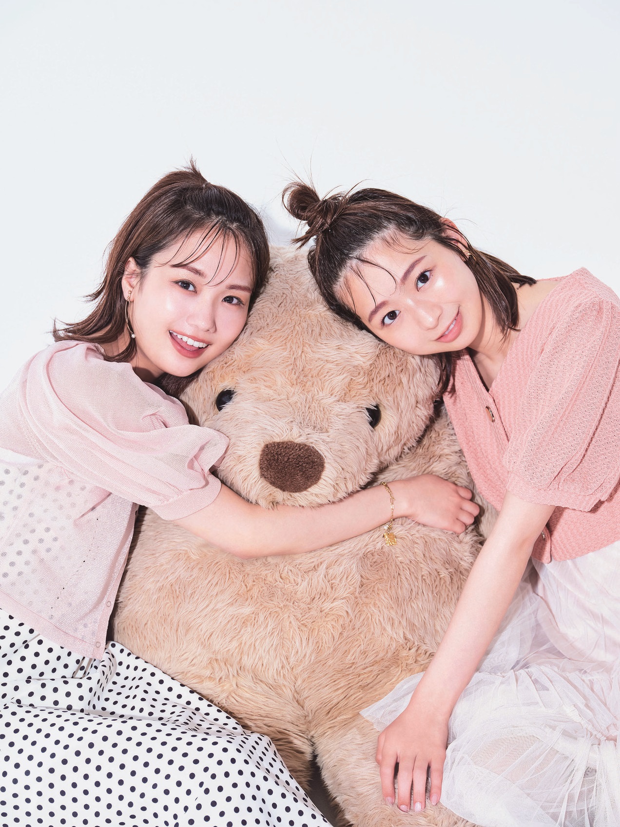井上清華アナウンサー（左）と小室瑛莉子アナウンサー（C）フジテレビ