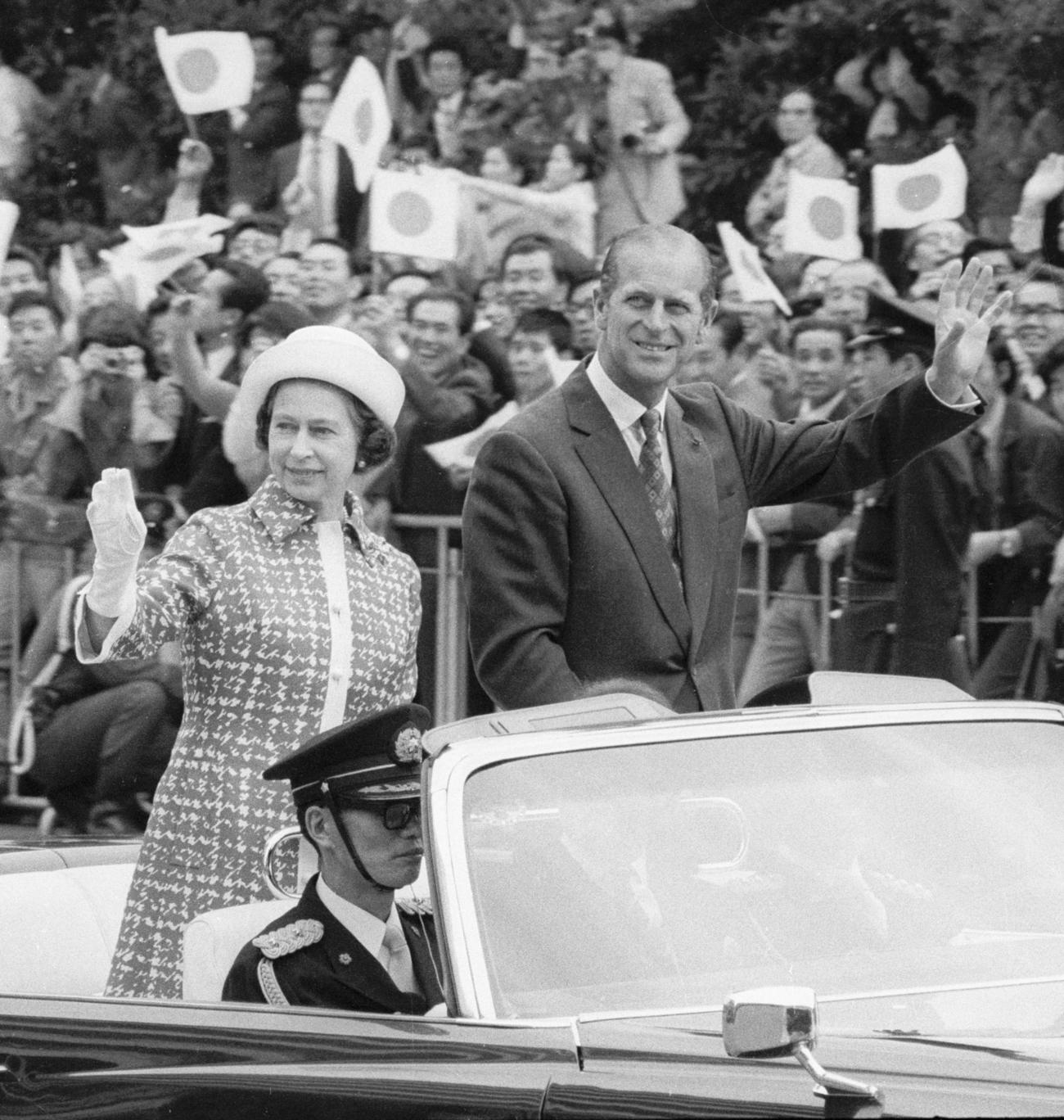75年5月、初来日時に都心でパレードを行い、手をふるエリザベス女王とフィリップ殿下（共同）