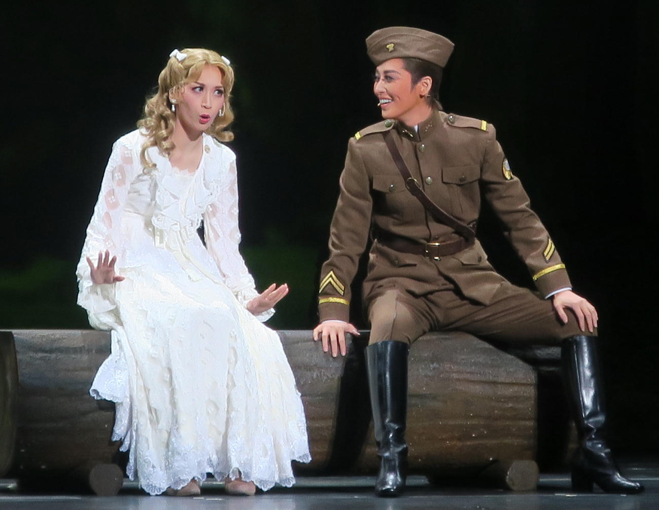 東京宝塚劇場月組公演「グレート・ギャツビー」通し稽古で。左から、海乃美月、月城かなと