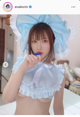 赤ちゃんコスプレをアップしたえなこ（インスタグラムより）