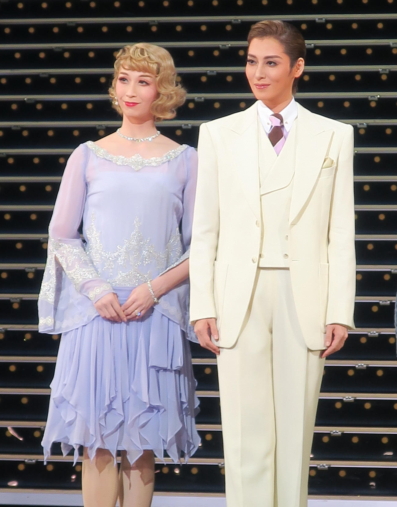 東京宝塚劇場月組公演「グレート・ギャツビー」取材会で。左から、海乃美月、月城かなと