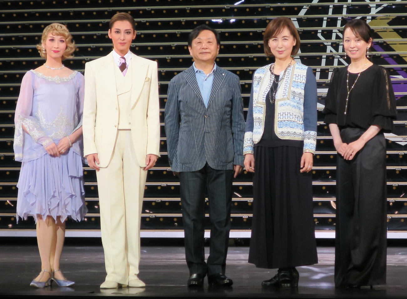 東京宝塚劇場月組公演「グレート・ギャツビー」取材会で。左から、海乃美月、月城かなと、小池修一郎、杜けあき、鮎ゆうき