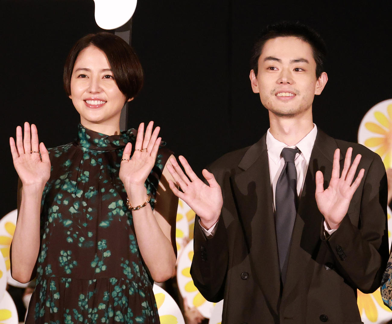 映画「百花」初日舞台あいさつを行った長澤まさみ（左）と菅田将暉（撮影・中島郁夫）