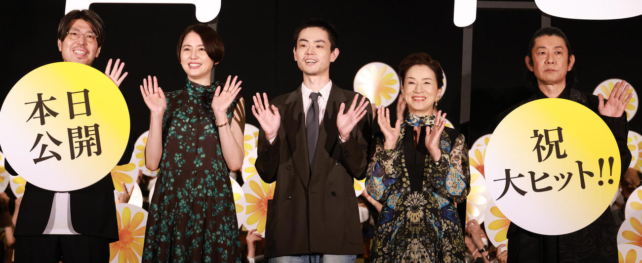 映画「百花」初日舞台あいさつを行った、左から川村元気監督、長澤まさみ、菅田将暉、原田美枝子、永瀬正敏（撮影・中島郁夫）