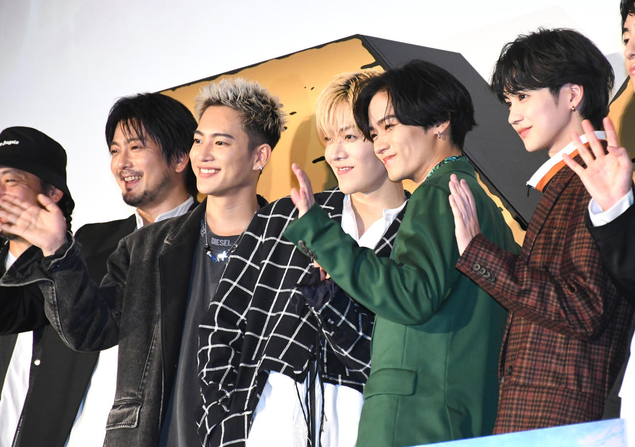 映画「HiGH＆LOW THE WORST X」初日舞台あいさつで笑顔を見せる、左から平沼紀久監督、三山凌輝、中本悠太、川村壱馬、吉野北人（撮影・大友陽平）