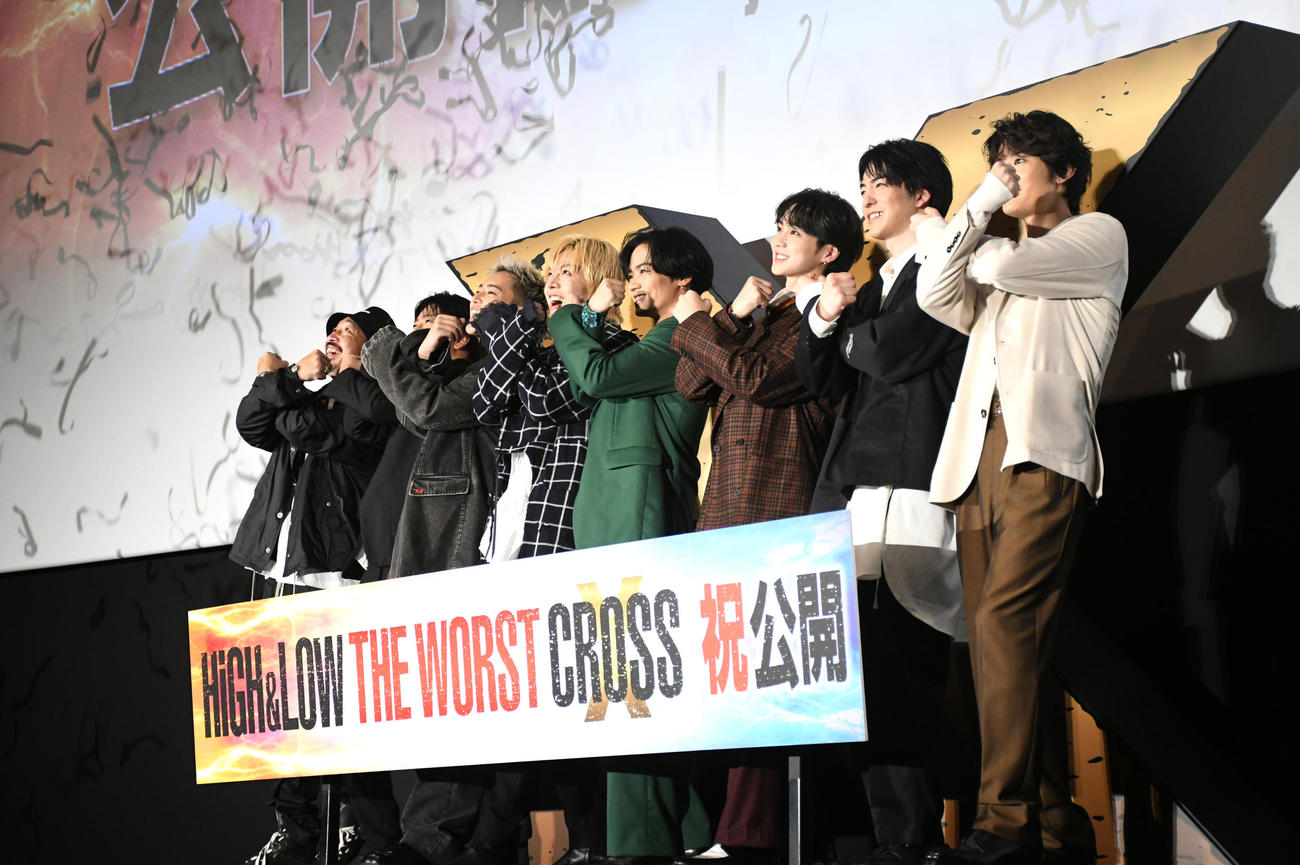 映画「HiGH＆LOW THE WORST X」初日舞台あいさつに出席した、左から二宮“NINO”大輔総監督、平沼紀久監督、三山凌輝、中本悠太、川村壱馬、吉野北人、前田公輝、塩野瑛久（撮影・大友陽平）