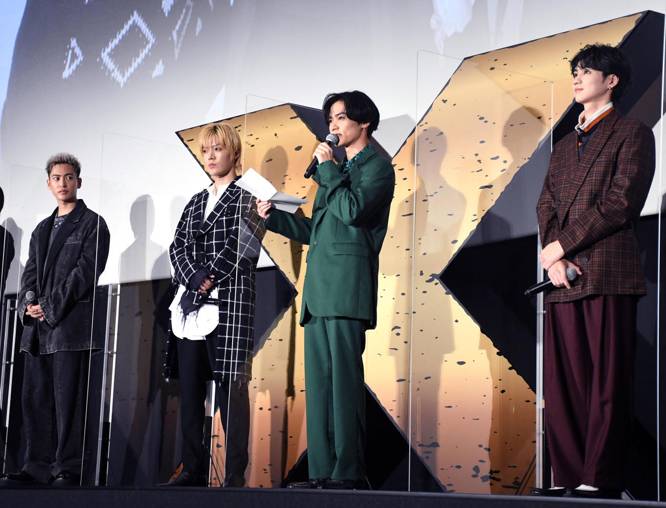 映画「HiGH＆LOW THE WORST X」初日舞台あいさつで三山凌輝（左端）と中本悠太（左から2人目）に手紙を読む川村壱馬。右は吉野北人（撮影・大友陽平）