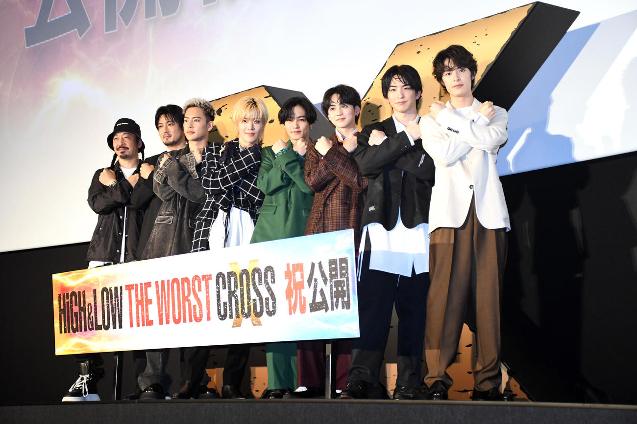 映画「HiGH＆LOW THE WORST X」初日舞台あいさつに出席した、左から二宮“NINO”大輔総監督、平沼紀久監督、三山凌輝、中本悠太、川村壱馬、吉野北人、前田公輝、塩野瑛久（撮影・大友陽平）