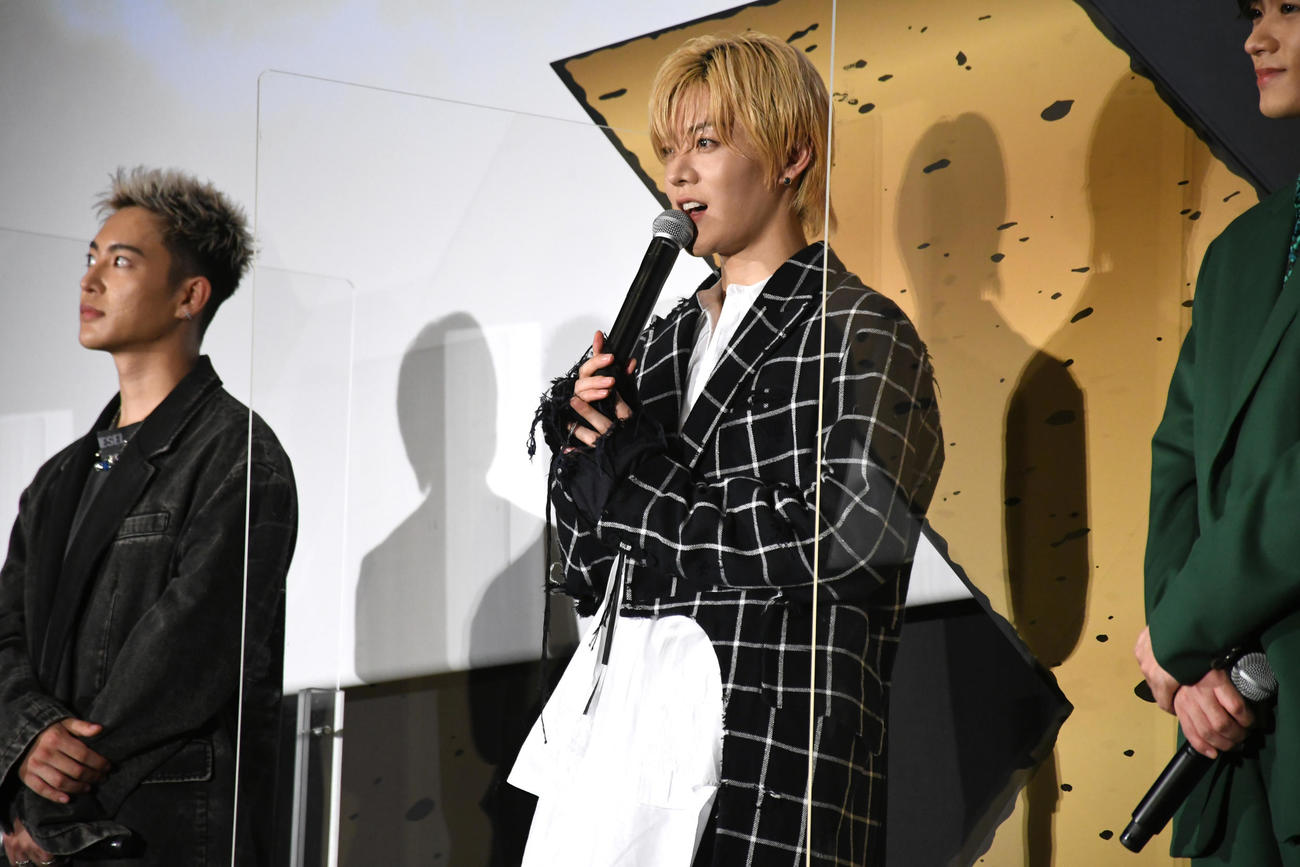 映画「HiGH＆LOW THE WORST X」初日舞台あいさつに金髪姿で登場したNCT127中本悠太（撮影・大友陽平）