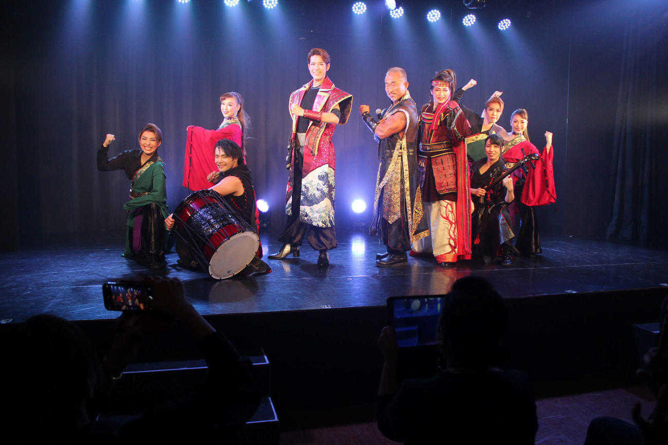 舞台「熱き乱舞！」初日を無事に終え写真に収まる花園直道（左から4人目）ら出演者