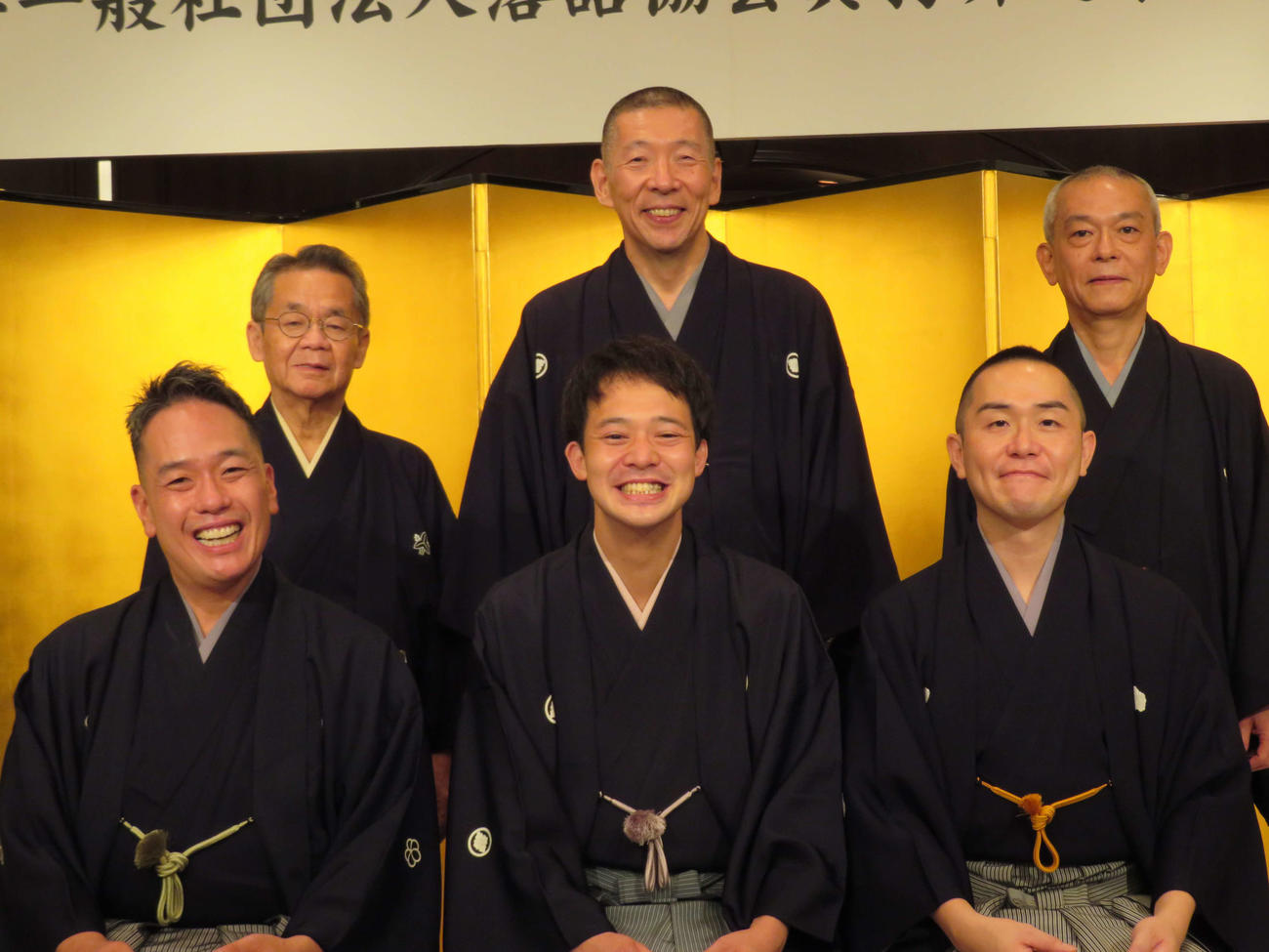 落語協会の真打昇進襲名披露会見でお披露目された新真打ち。前列左から春風亭一蔵、柳亭小燕枝、入船亭扇橋。後列左から師匠の春風亭一朝、柳亭市馬、入船亭扇辰