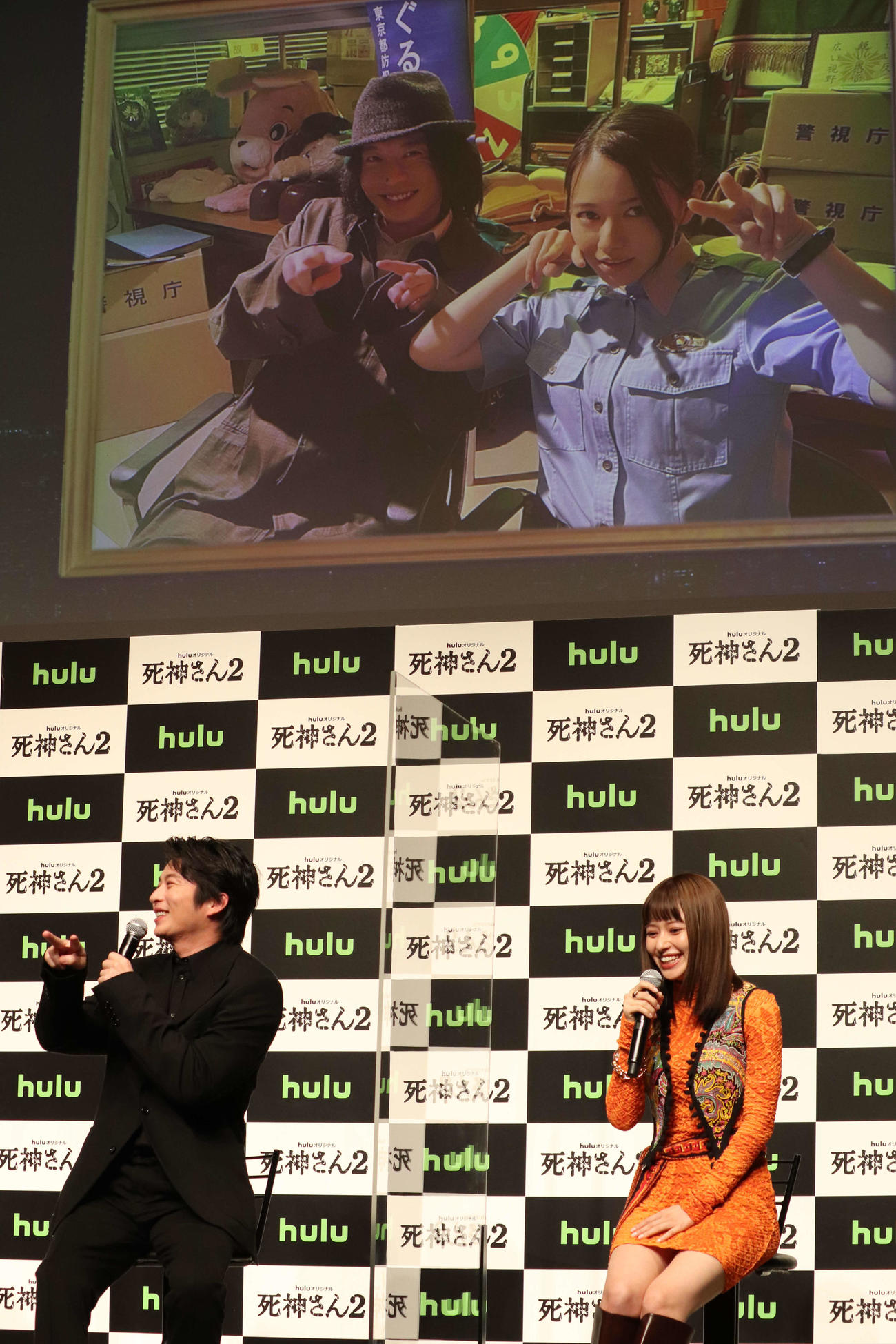 動画配信サービスHuluのオリジナルドラマ「死神さん2」配信記念イベントでオフショットが公開されトークする田中圭と山本舞香（撮影・加藤理沙）