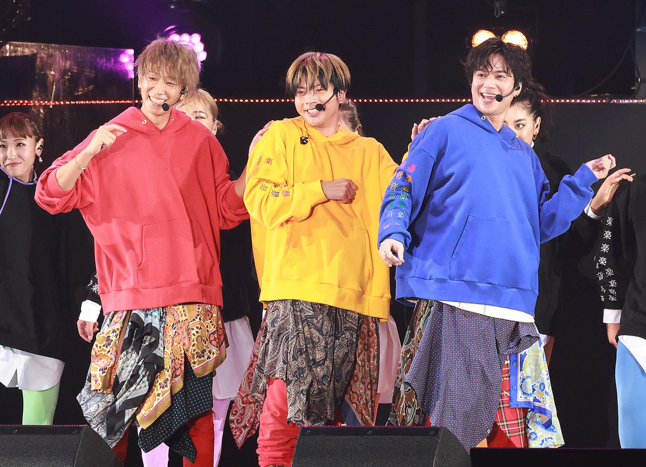 「NEWS LIVE TOUR 2022」で熱唱するNEWSの、左から小山慶一郎、増田貴久、加藤シゲアキ（撮影・中島郁夫）