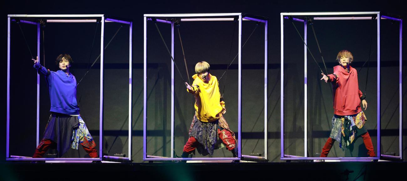「NEWS LIVE TOUR 2022」で熱唱するNEWSの、左から加藤シゲアキ、増田貴久、小山慶一郎（撮影・中島郁夫）