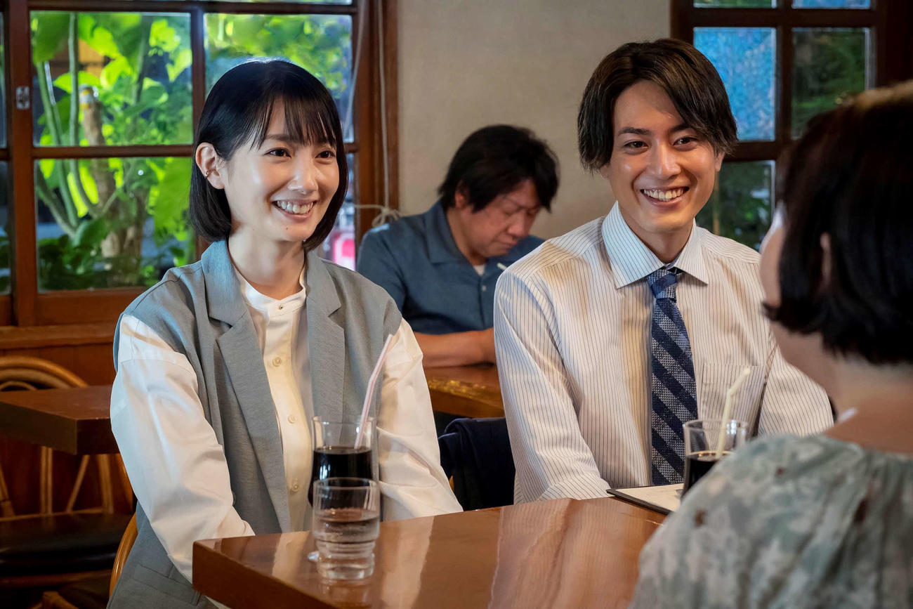 お互いの気持ちを確かめ合った小梅（波瑠＝左）と玄之介（間宮祥太朗）の間には甘い空気が流れた（C）カンテレ