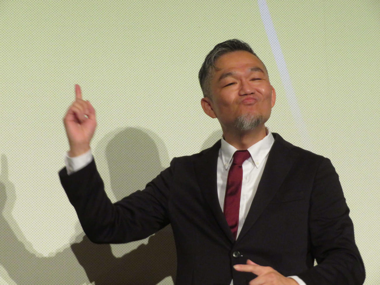 映画「LOVE LIFE」公開記念舞台あいさつで、豊かな表情を交えた手話で客席に語りかける砂田アトム（撮影・村上幸将）