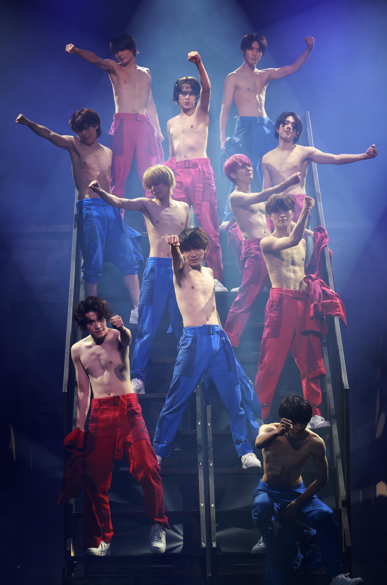 舞台「少年たち」で熱演するHiHi Jetsと美　少年（撮影・中島郁夫）